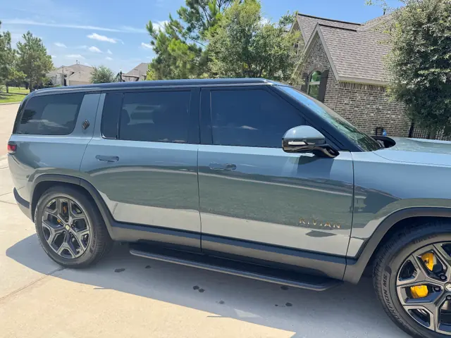 Gloss Rivian R1S outdoor profile